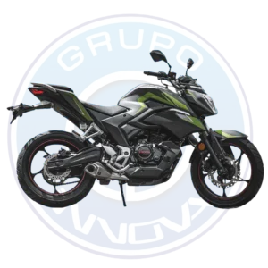 Parte frontal con diseño agresivo y estilo deportivo.