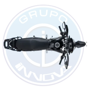 Vista trasera con estilo trail y estructura elevada.