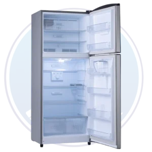 Interior de refrigeradora Indurama RI-580 con bandejas de vidrio