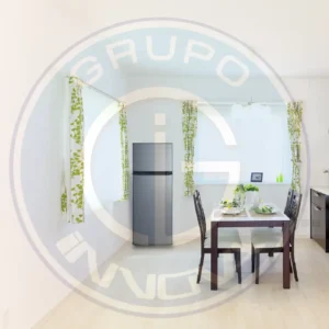 Refrigeradora Oster 215L en cocina moderna